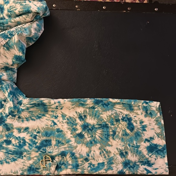 STUNNING, MICHAEL KORS blouse in blue with interesting patterns all over Size 1X - Picture 9 of 11